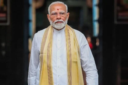 PM Modi stops BJP leader from bowing, 3 बार छुए उनके पैर 72 PM Modi stops BJP leader from bowing