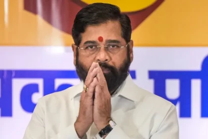 Maharashtra DyCM Eknath Shinde Cuts Cake With iPhone, जन्मदिन का वीडियो हुआ वायरल 82 Eknath Shinde Cuts Cake With iPhone