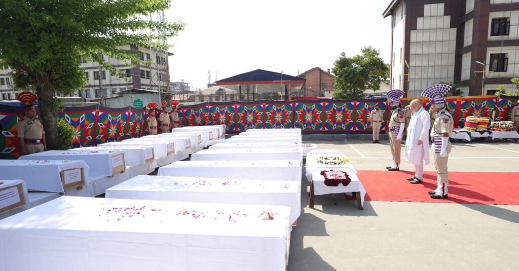Pahalgam terror attack: पर्यटकों की हत्या करने वाले आतंकियों की हुई पहचान 72 Pahalgam terror attack: पर्यटकों की हत्या करने वाले आतंकियों की हुई पहचान