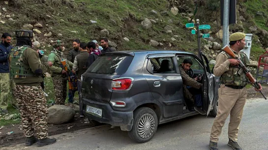 Pahalgam terror attack: पर्यटकों की हत्या करने वाले आतंकियों की हुई पहचान 71 Pahalgam terror attack: पर्यटकों की हत्या करने वाले आतंकियों की हुई पहचान