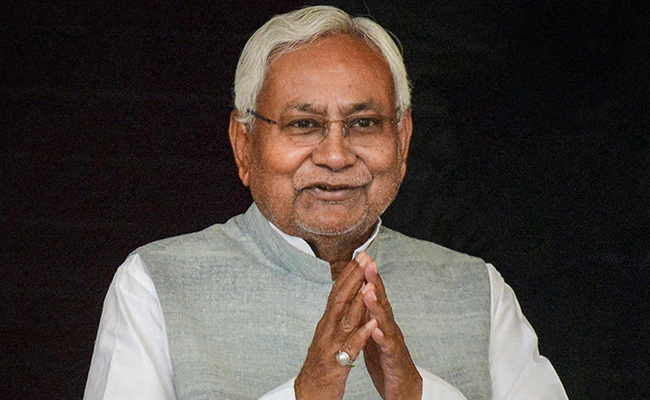 Nitish Kumar viral video: बिहार के मुख्यमंत्री ने एक समारोह के दौरान IAS अफसर के सिर पर रख दिया पौधा 72 Nitish Kumar viral video: बिहार के मुख्यमंत्री ने एक समारोह के दौरान IAS अफसर के सिर पर रख दिया पौधा