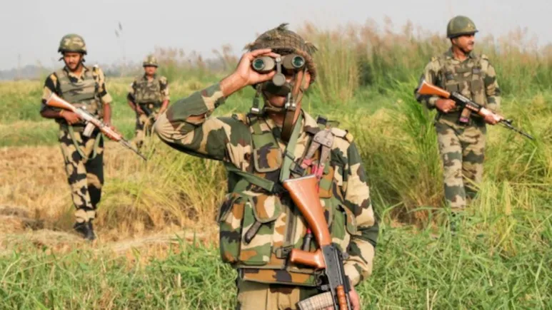 Pakistani intruder arrested, पंजाब में घुसपैठ की कोशिश कर रहे पाकिस्तानी घुसपैठिए को सीमा सुरक्षा बल ने किया गिरफ्तार 72 Pakistani intruder arrested, पंजाब में घुसपैठ की कोशिश कर रहे पाकिस्तानी घुसपैठिए को सीमा सुरक्षा बल ने किया गिरफ्तार