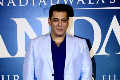 Man and Woman Arrested, सलमान खान के घर में जाने की कर रहे थे कोशिश 76 Man and Woman Arrested