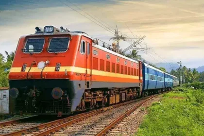 Couple jumps in front of a moving train in UP, युवक की मौत, युवती ने खोए दोनों पैर 82 Couple jumps in front of a moving train