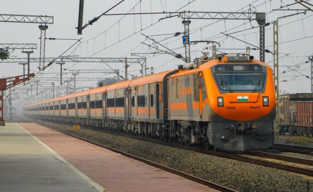 Couple jumps in front of a moving train in UP, युवक की मौत, युवती ने खोए दोनों पैर 73 Couple jumps in front of a moving train in UP, युवक की मौत, युवती ने खोए दोनों पैर