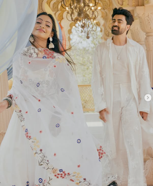 Viral girl Monalisa first song looks out now, लग रहीं बेहद खूबसुरत 71 Viral girl Monalisa first song looks out now, लग रहीं बेहद खूबसुरत