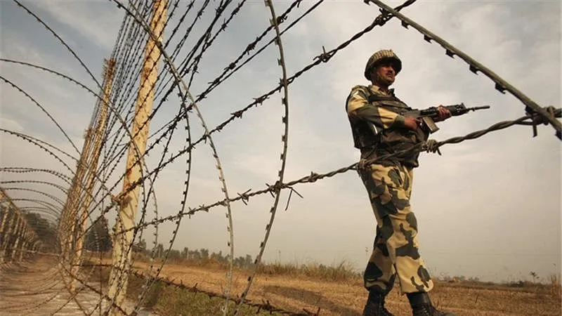 Pakistani intruder arrested, पंजाब में घुसपैठ की कोशिश कर रहे पाकिस्तानी घुसपैठिए को सीमा सुरक्षा बल ने किया गिरफ्तार 71 Pakistani intruder arrested, पंजाब में घुसपैठ की कोशिश कर रहे पाकिस्तानी घुसपैठिए को सीमा सुरक्षा बल ने किया गिरफ्तार