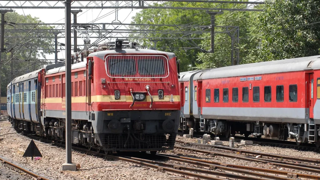 Couple jumps in front of a moving train in UP, युवक की मौत, युवती ने खोए दोनों पैर 72 Couple jumps in front of a moving train in UP, युवक की मौत, युवती ने खोए दोनों पैर