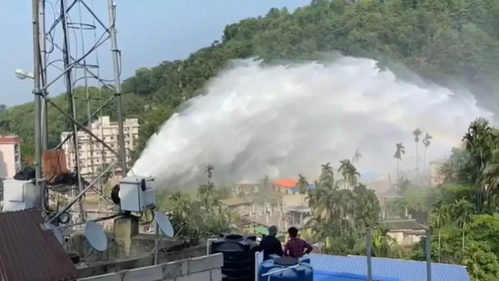 Water Pipe Bursts in Guwahati, जलभराव और यातायात में बाधा 71 Water Pipe Bursts in Guwahati, जलभराव और यातायात में बाधा