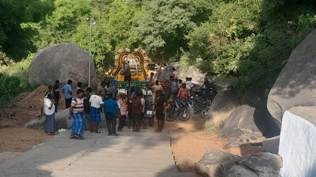 Tamil Nadu man drops Rs 4 crore documents in temple hundi, बेटी ने मांगा वापस तो मामला पहुंचा अदालत में 71 Tamil Nadu man drops Rs 4 crore documents in temple hundi, बेटी ने मांगा वापस तो मामला पहुंचा अदालत में