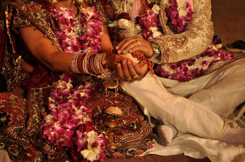 UP man happy: नई नवेली दुल्हन प्रेमी संग भागी, पति ने कहा - "अच्छा हुआ, मै राजा रघुवंशी की तरह मरने से बच गया" 71 UP man happy: नई नवेली दुल्हन प्रेमी संग भागी, पति ने कहा - "अच्छा हुआ, मै राजा रघुवंशी की तरह मरने से बच गया"