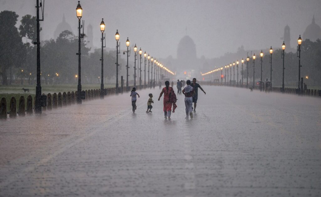 Heavy rain in Delhi NCR: झमाझम बारिश से गर्मी पर ब्रेक, लेकिन जलभराव और जाम ने बढ़ाई परेशानी 71 Heavy rain in Delhi NCR: झमाझम बारिश से गर्मी पर ब्रेक, लेकिन जलभराव और जाम ने बढ़ाई परेशानी