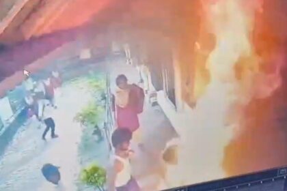 Odisha student dies who set herself on fire, पिता बोले,'कॉलेज को बचाने के लिए मेरी बेटी को मार डाला' 82 Odisha student dies